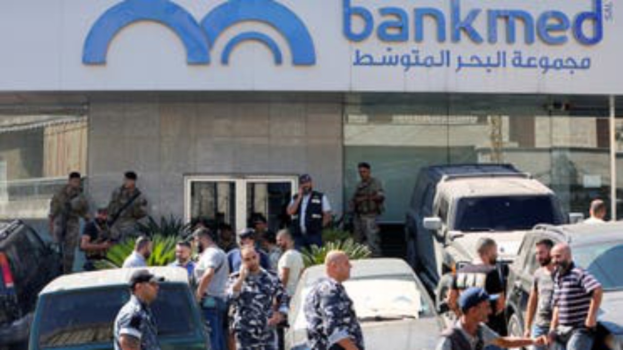 ضابط يقتحم مصرف في لبنان رفقة أمه للمطالبة بوديعته