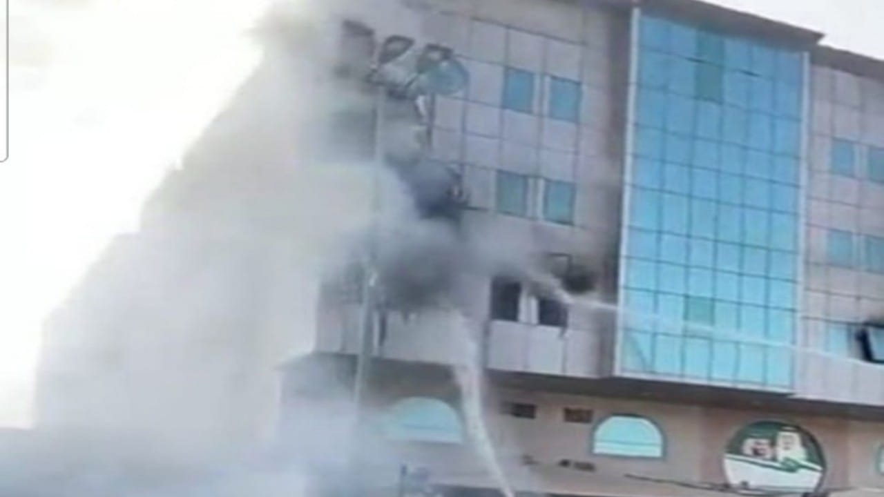 اندلاع حريق في أجزاء من مبنى مرور مكة
