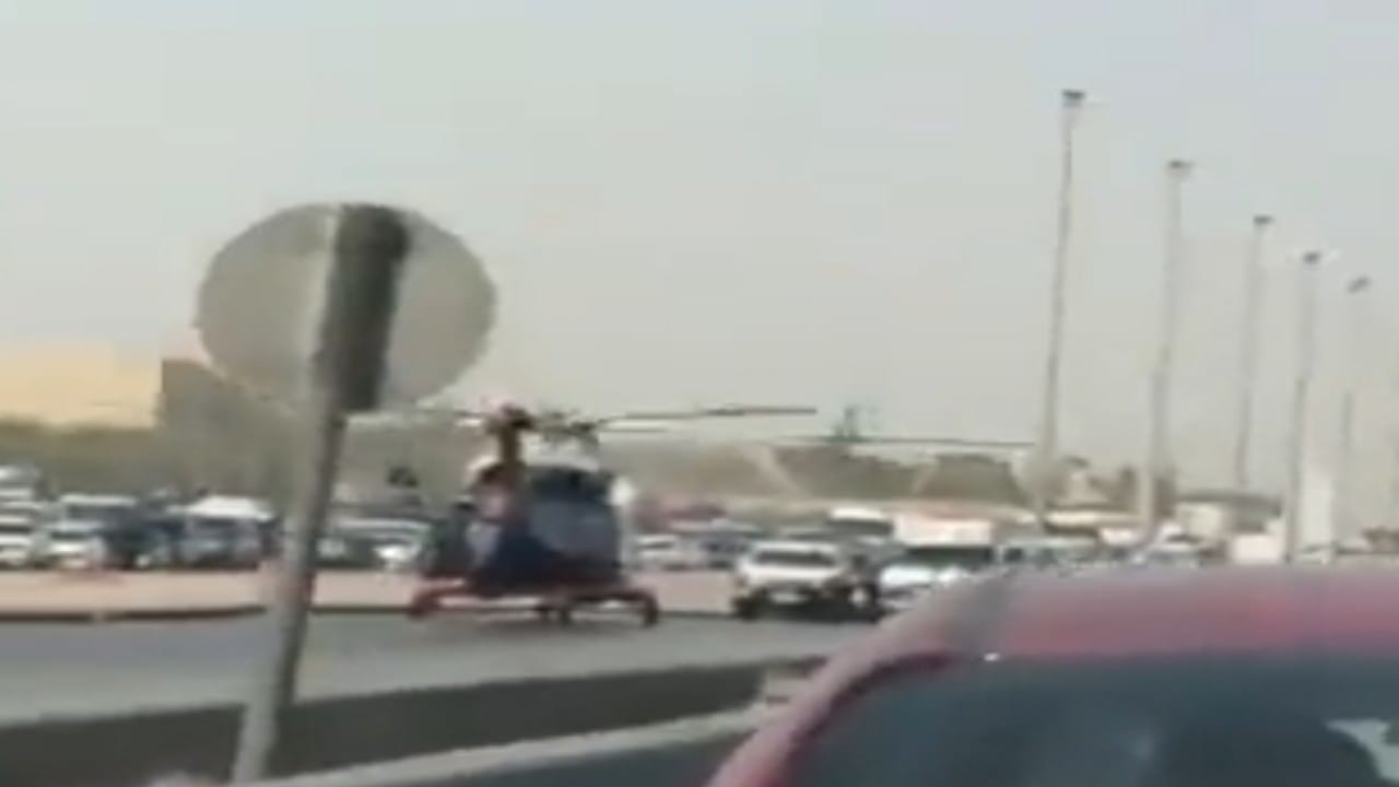بالفيديو.. الإسعاف الجوي ينقل مصابي حادث على طريق خريص