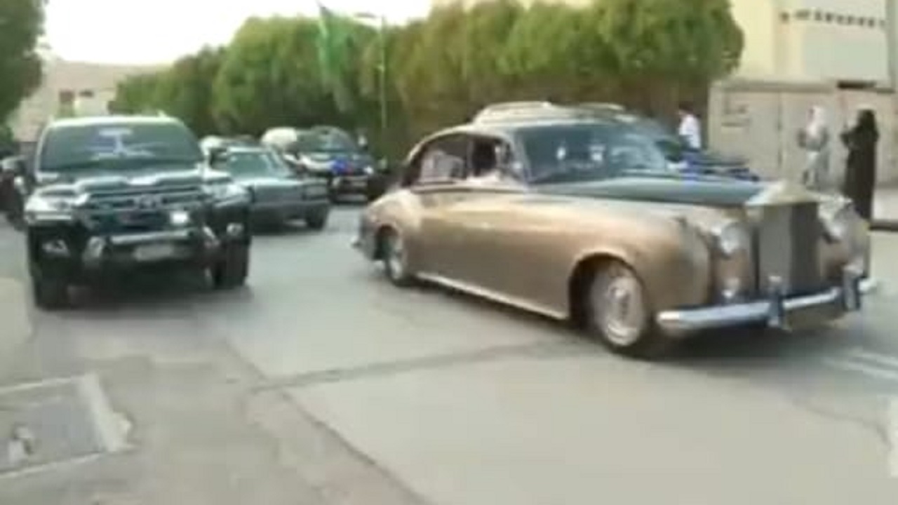 بالفيديو .. مسيرة لسيارات كلاسيكية للحرس الملكي احتفاءً باليوم الوطني