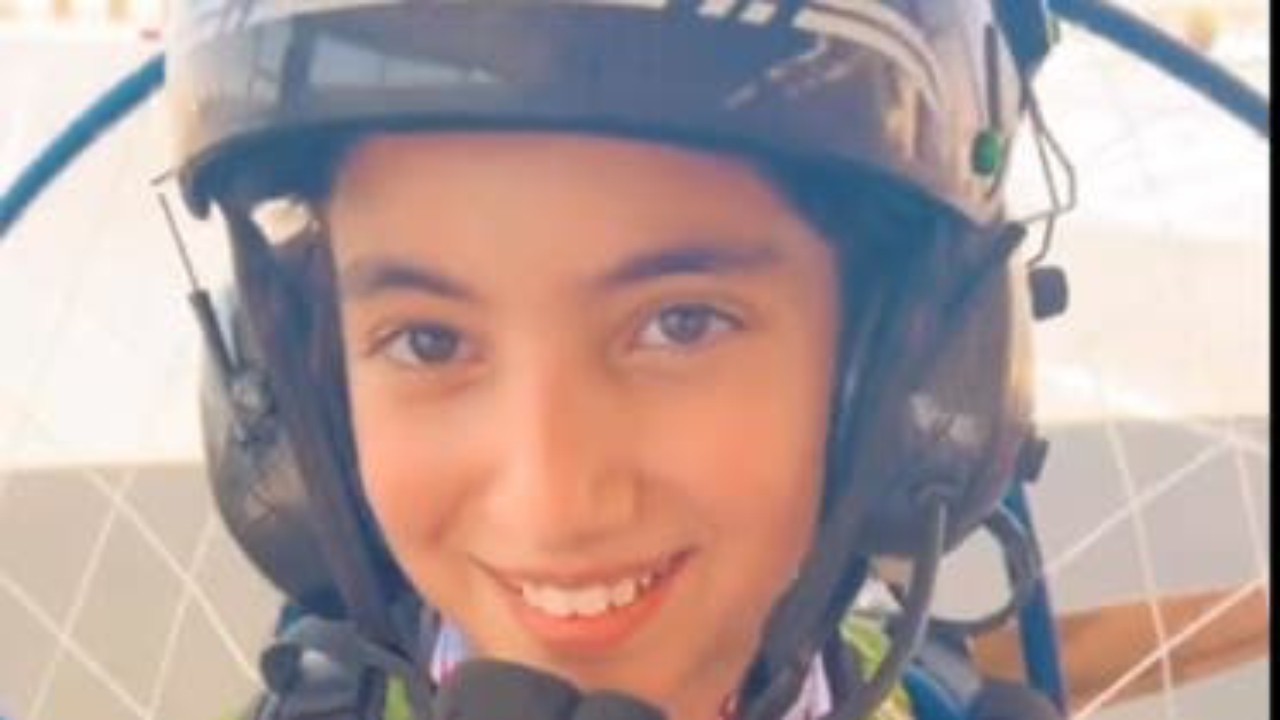 شاهد.. طفلة عمانية تطير بصورة ولي العهد احتفالاً باليوم الوطني