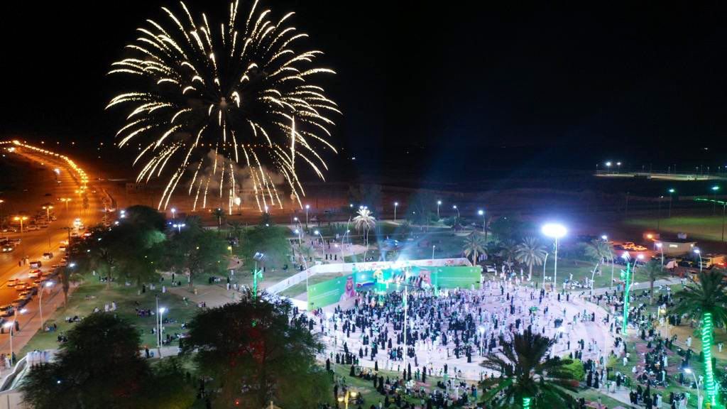 أهالي الدلم يتفاعلون مع احتفالات بلدية المحافظة باليوم الوطني