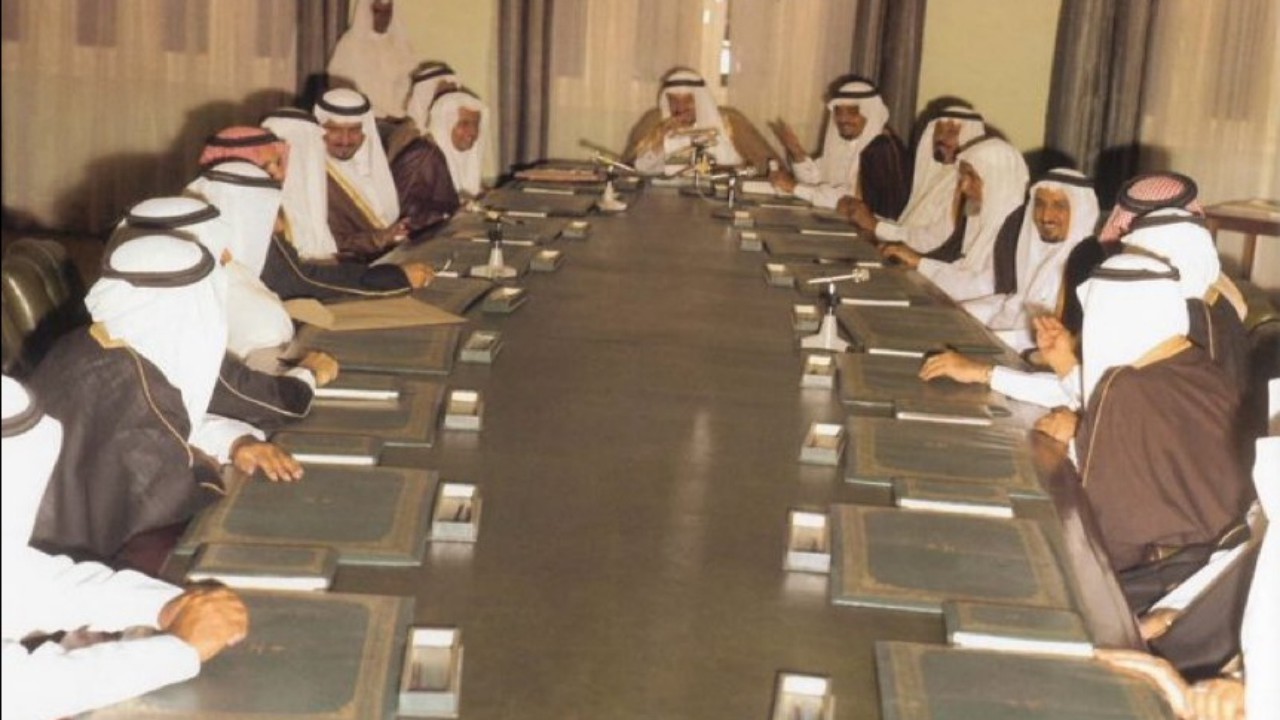 صورة نادرة للملك خالد بن عبد العزيز خلال ترأسه جلسة مجلس الوزراء