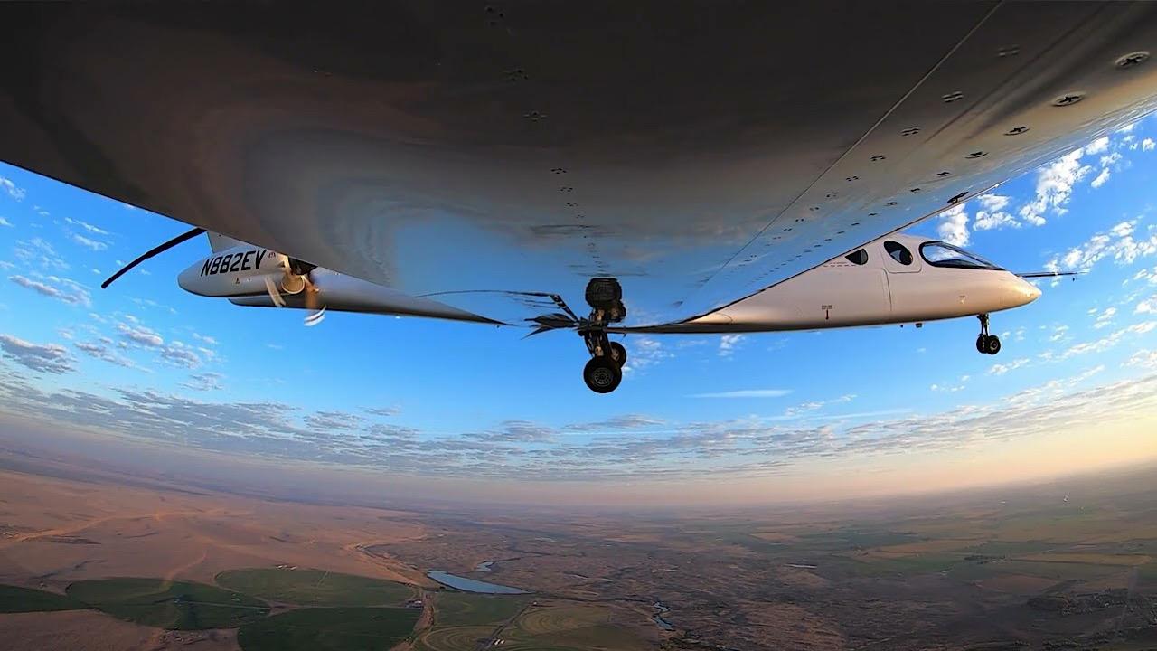 بالفيديو.. نجاح أول طائرة كهربائية في التحليق لمدة ساعة بأول تجربة للطيران لها