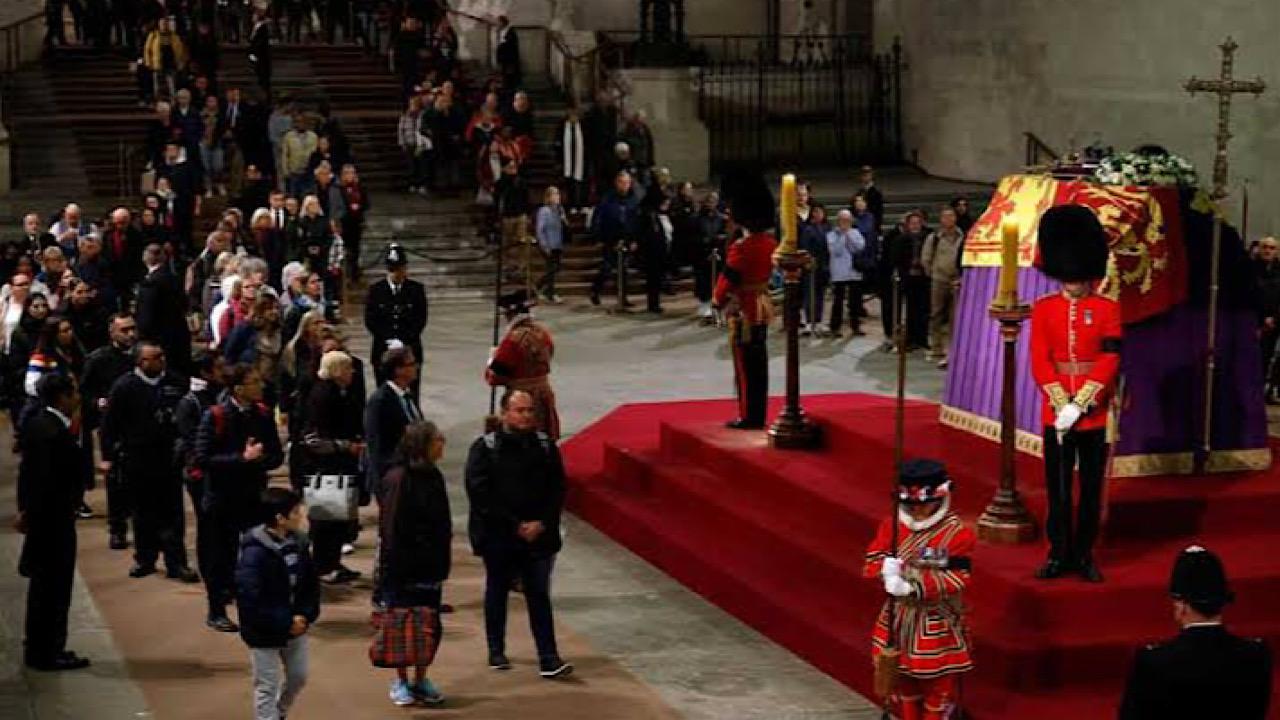 الحشود تتقاطر من جميع أنحاء العالم لوداع الملكة إليزابيث الثانية