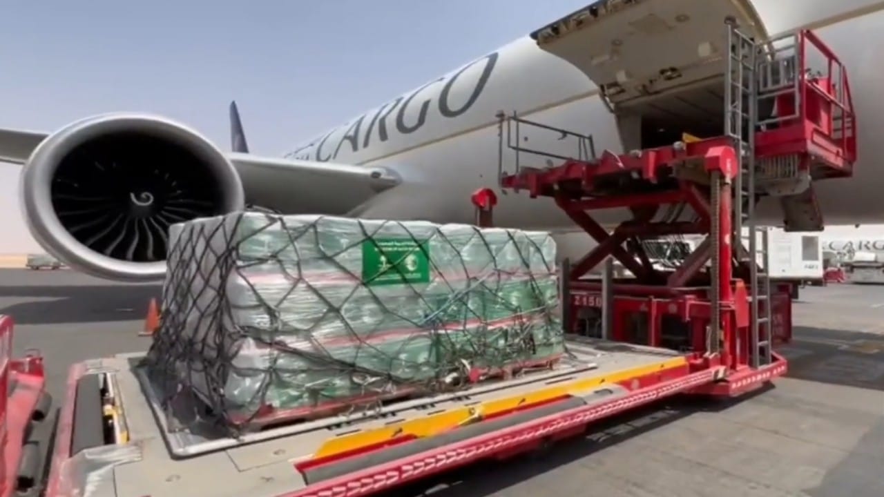 بالفيديو.. نقل المساعدات المقدمة من مركز الملك سلمان للإغاثة إلى باكستان
