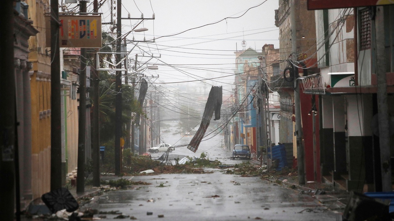 الإعصار إيان يقطع الكهرباء في جميع أنحاء كوبا