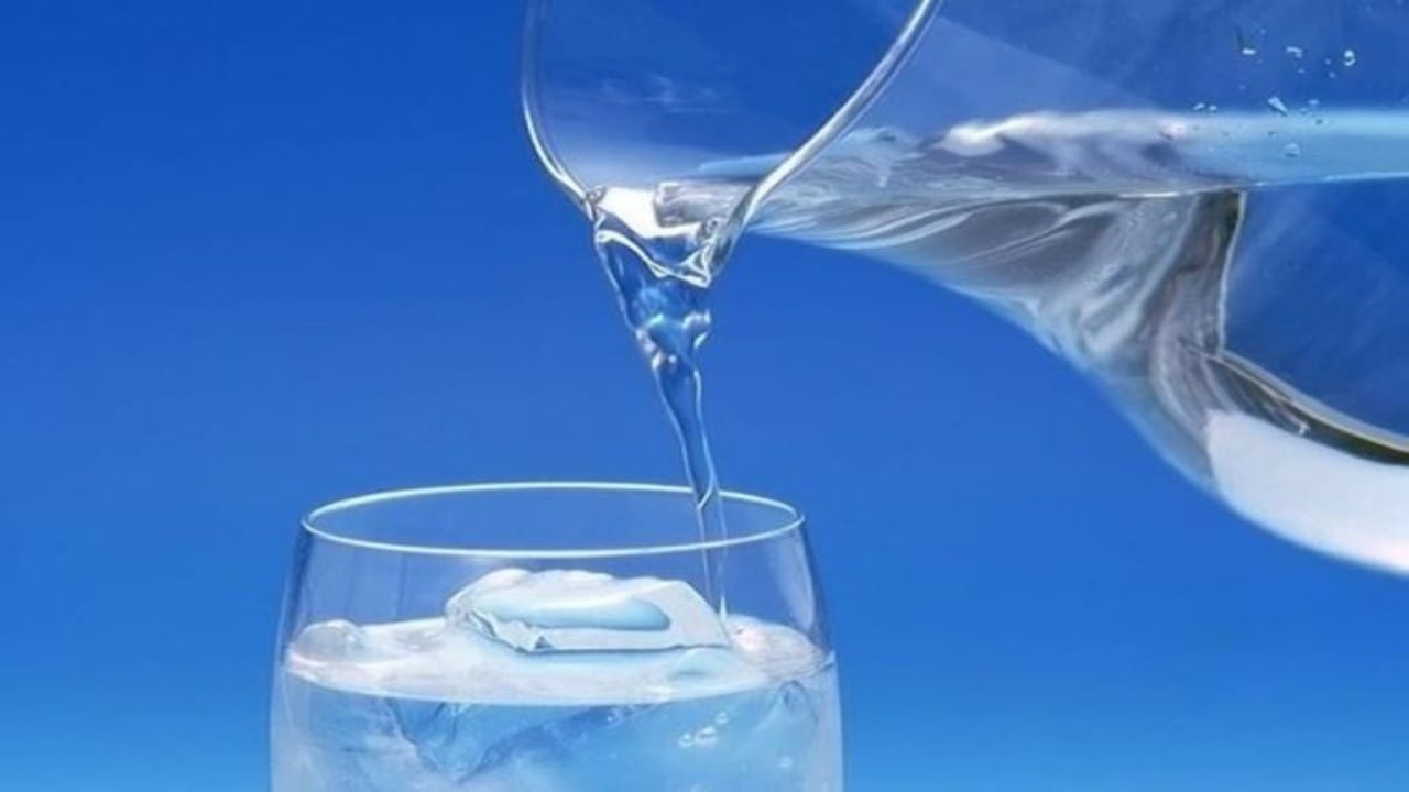 هل شرب الماء يزيد الوزن ويكبر الكرش لدى الاشخاص الطبيعيين ؟
