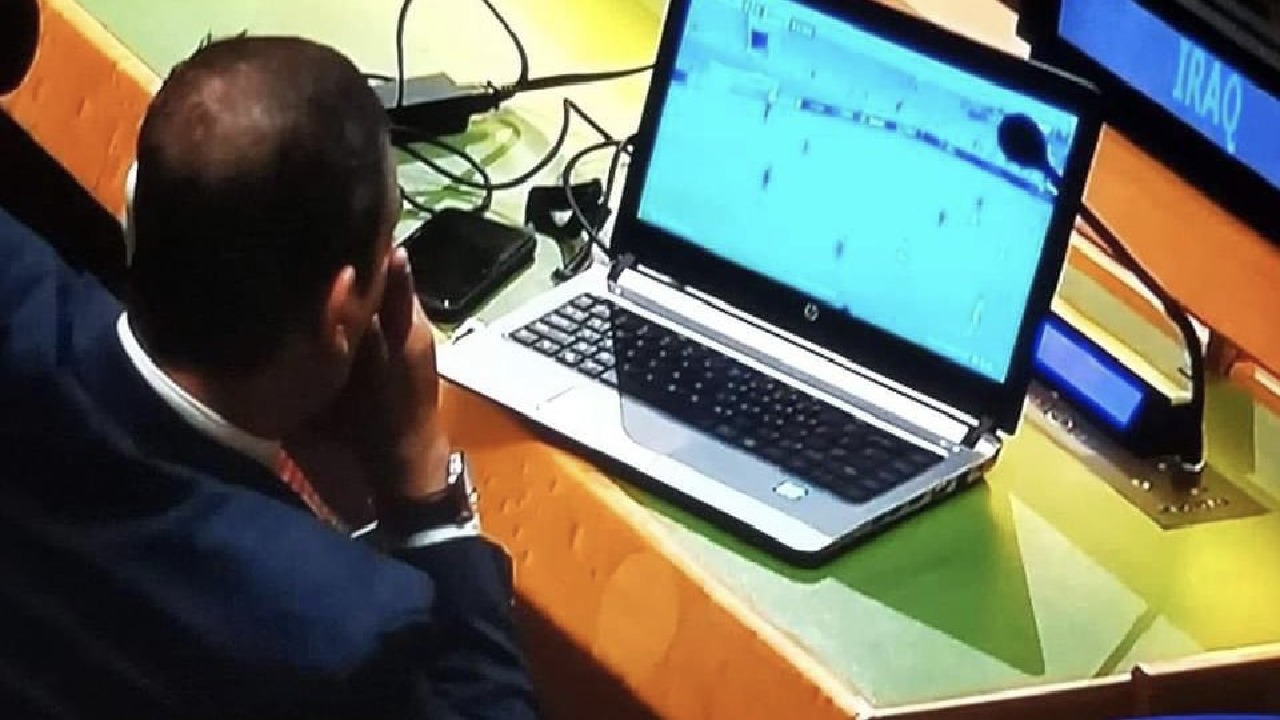 صورة دبلوماسي عراقي يشاهد مباراة كرة قدم أثناء اجتماع الأمم المتحدة