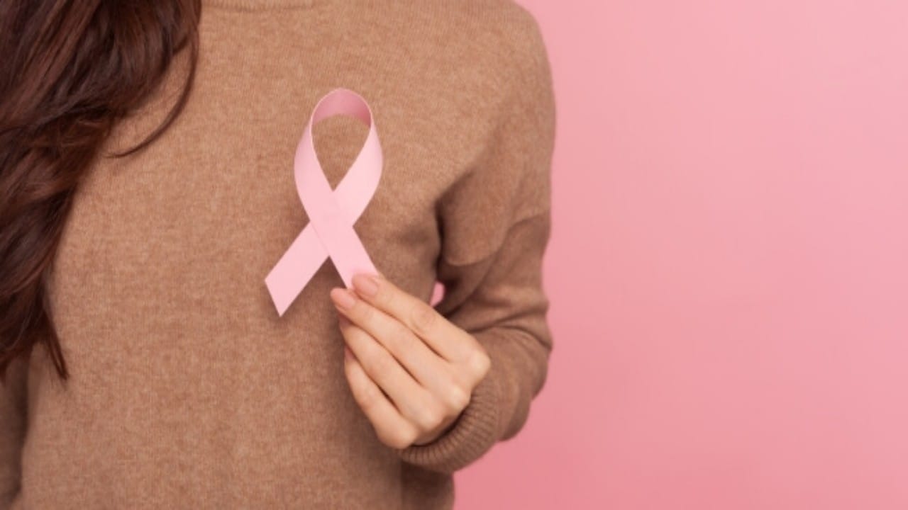 أعراض شائعة تكشف إصابة النساء بـ5 أنواع من السرطانات