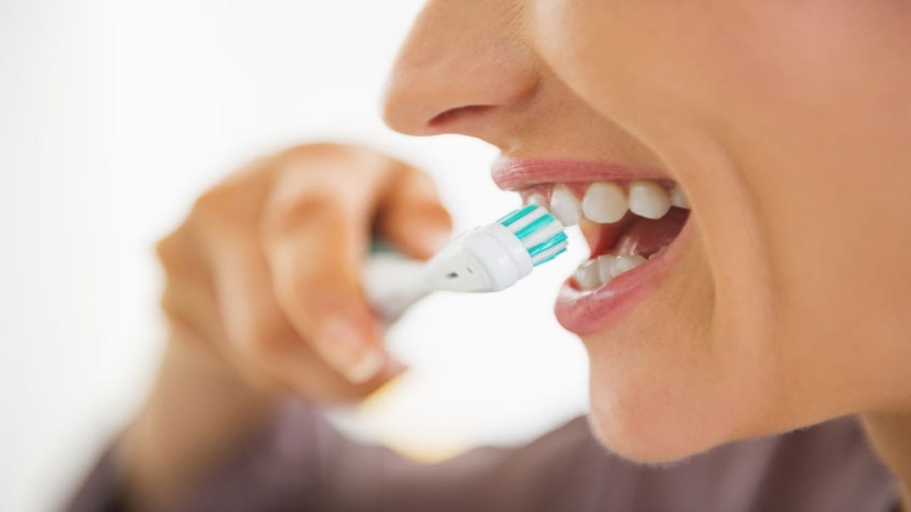 تحذير من عادة سيئة عند استخدام فرشاة الأسنان