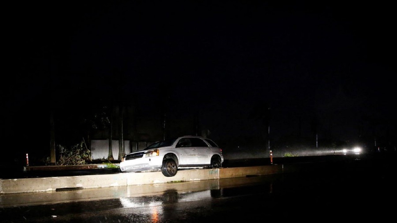 الإعصار &#8220;إيان&#8221; يغرق فلوريدا في ظلام دامس