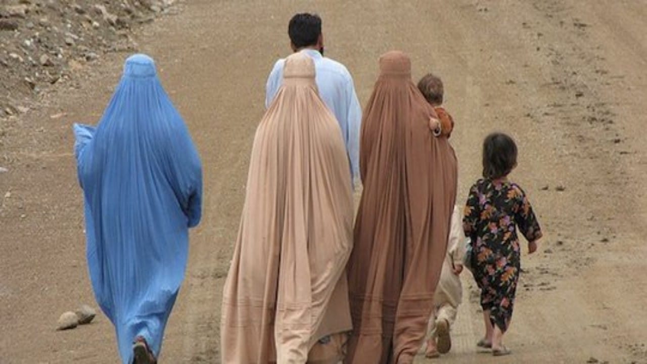 امرأة أفغانية تتخلص من حياتها قبل تنفيذ حكم رجمها
