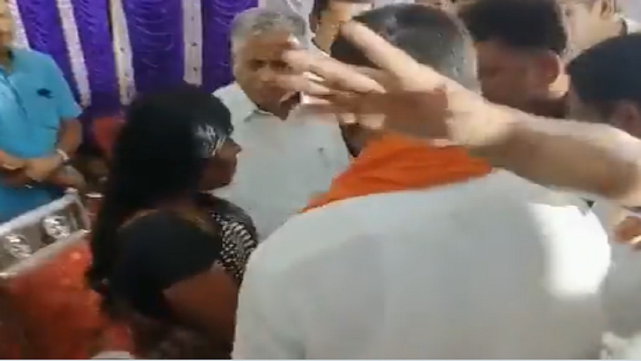 بالفيديو.. وزير هندي يصفع امرأة على وجهها