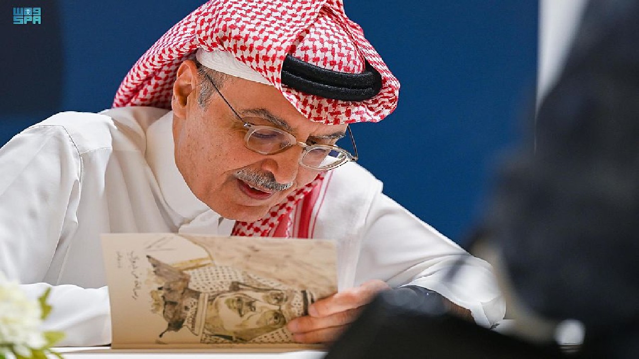 الأمير بدر بن عبد المحسن يوقِّعُ مجموعة &#8220;الأعمال الشعرية&#8221; في &#8220;كتاب الرياض&#8221;