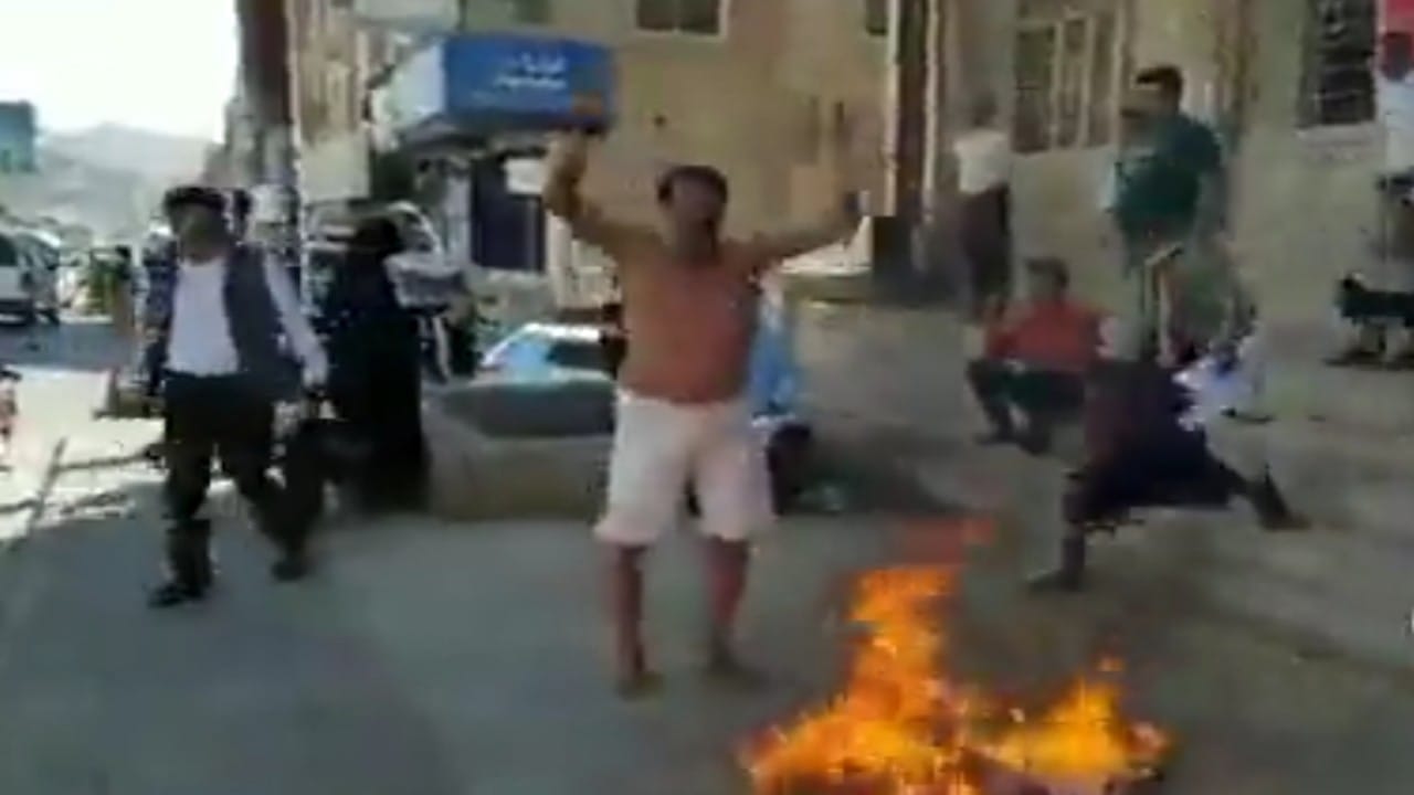 بالفيديو.. &#8220;يمني&#8221; يحرق ملابسه بسبب حصار الحوثيين لتعز