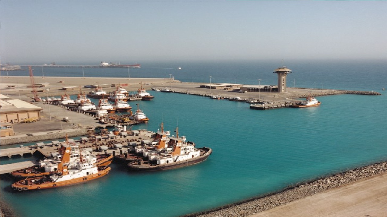 &#8220;الالتزام البيئي&#8221; يعلن السيطرة على الانسكاب الزيتي بميناء الملك فهد
