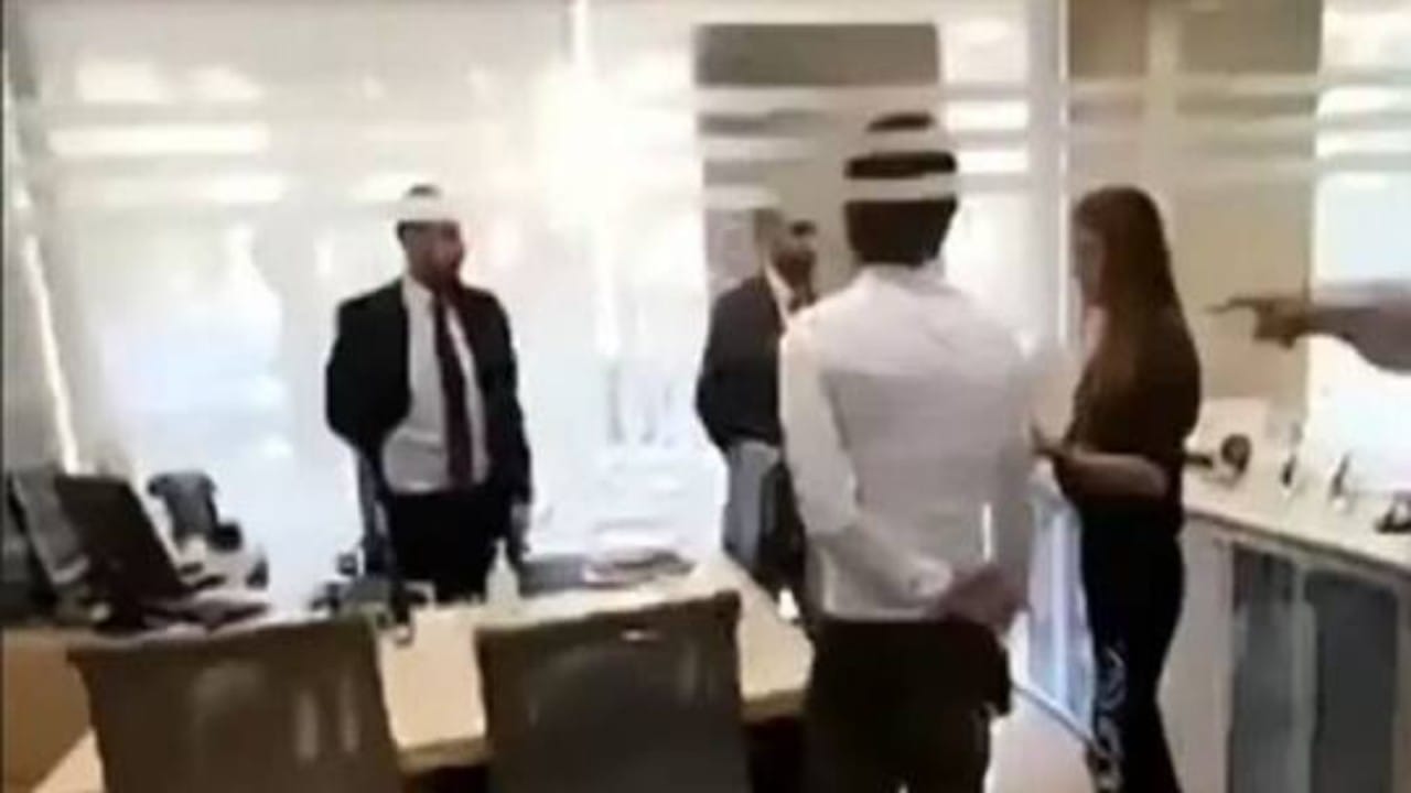 بالفيديو.. نائبة لبنانية تحتج داخل مصرف وتطالب بأموالها لإجراء عملية جراحية
