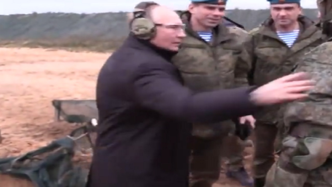بالفيديو.. بوتين يطلق الرصاص من بندقية ويتوعد بالحرب