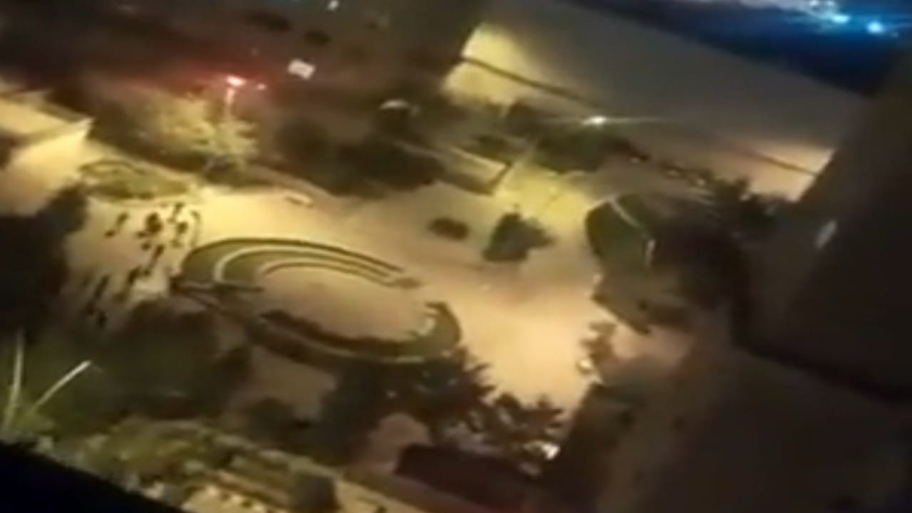 بالفيديو.. الثوار يلقون القنابل الصوتية على حي الحرس الثوري
