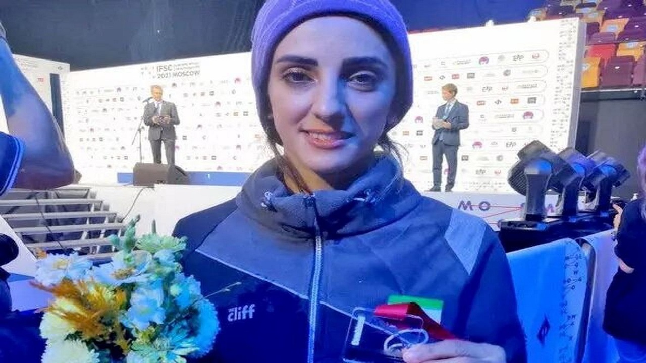 شاهد.. الأمن الإيراني يجبر لاعبة إيرانية خلعت الحجاب الإجباري على الاعتذار