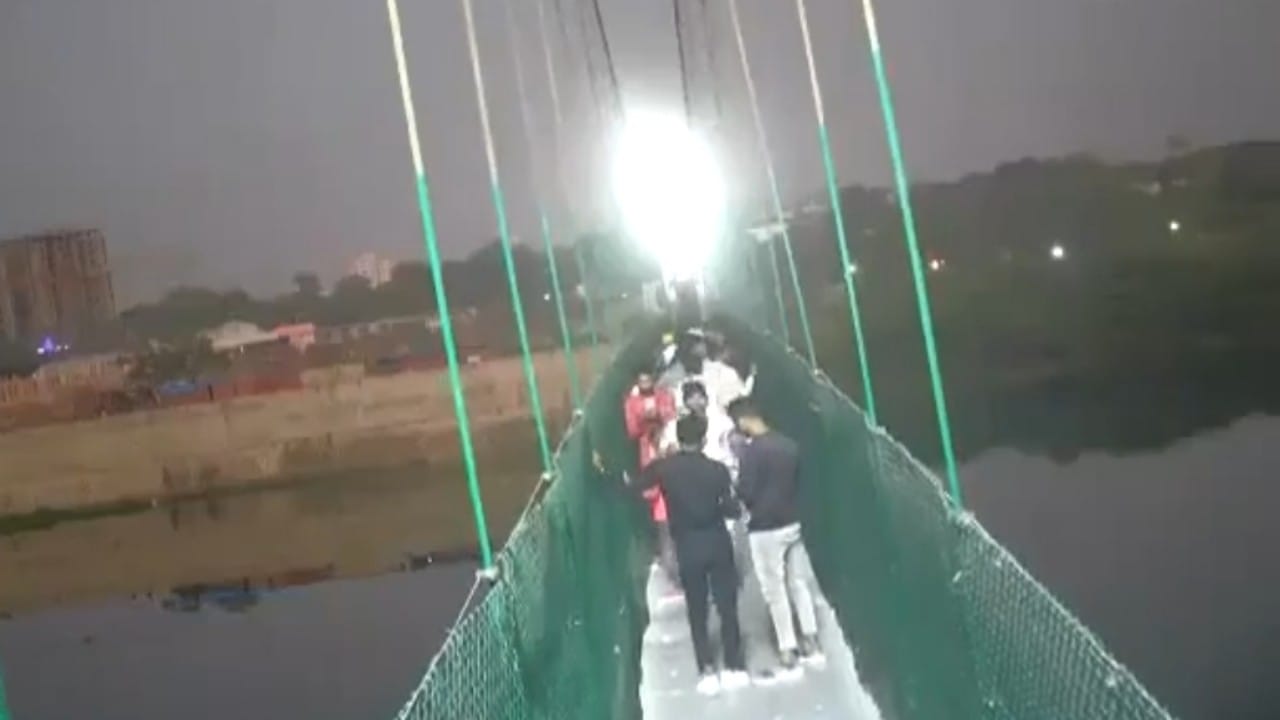 بالفيديو.. لحظة انهيار جسر المشاه في الهند