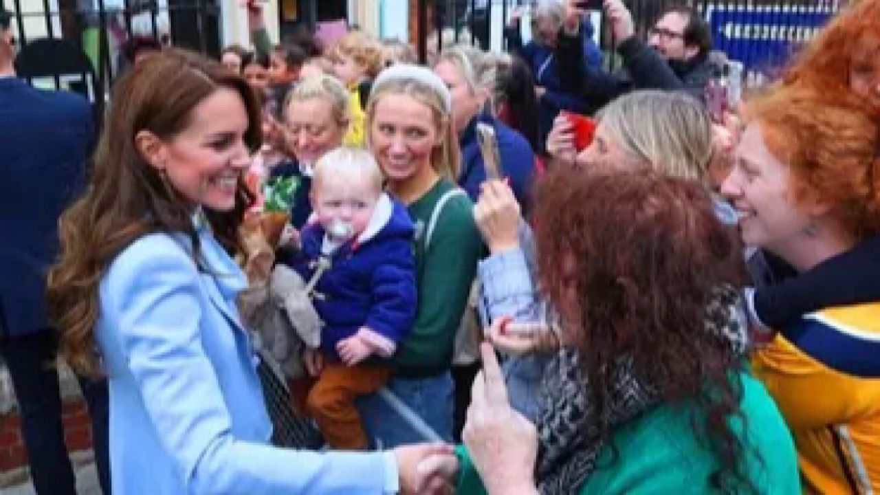 بالفيديو.. زوجة الأمير وليام تسمع كلامًا جارحًا من امرأة إيرلندية وتبتسم