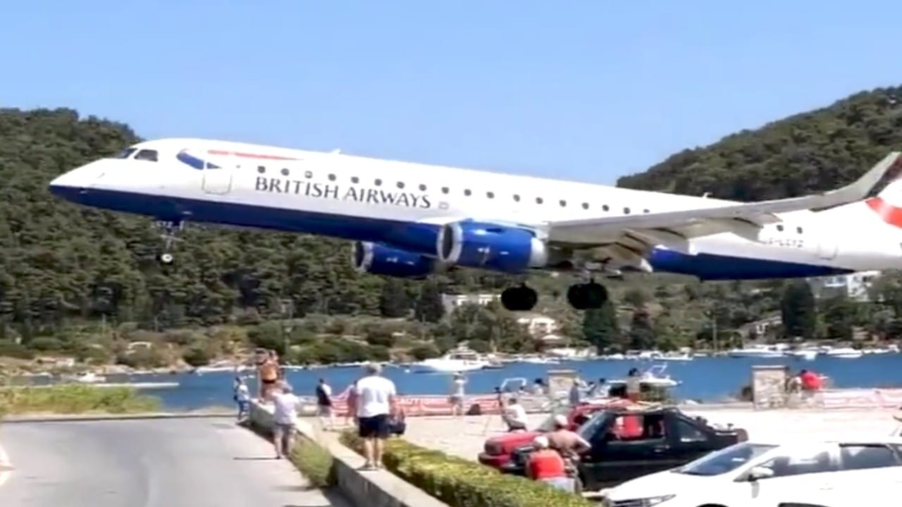بالفيديو.. طائرة تقترب من رؤوس السياح أثناء هبوطها
