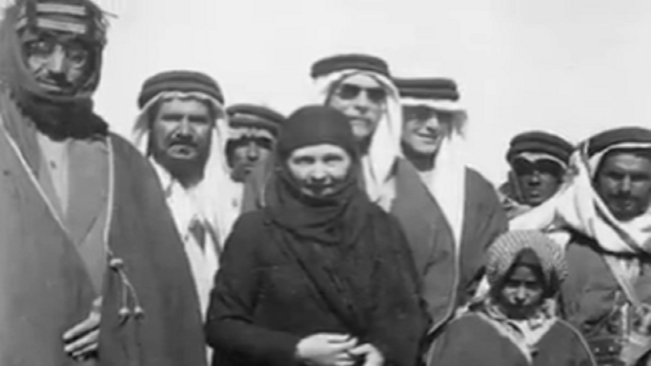 بالفيديو .. لقطات تاريخية للملك سعود وحفيدة الملكة فيكتوريا في رحلة صيد
