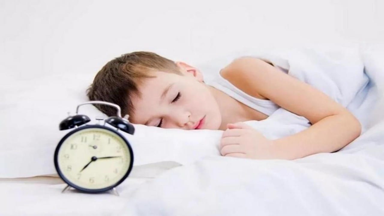 معالج نفسي يوضح الآثار السلبية للنوم المتأخر للأطفال