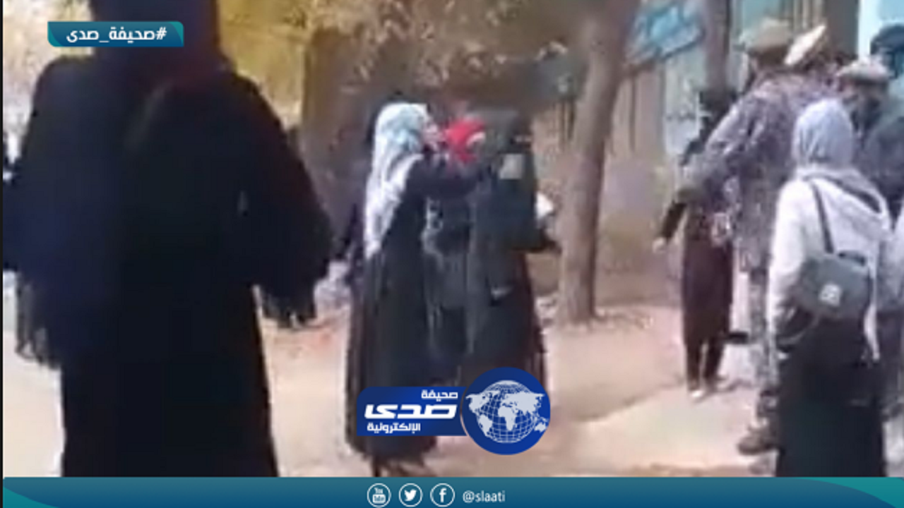 بالفيديو.. مسؤول في طالبان يعتدي على طالبات بالضرب لعدم ارتدائهن البرقع