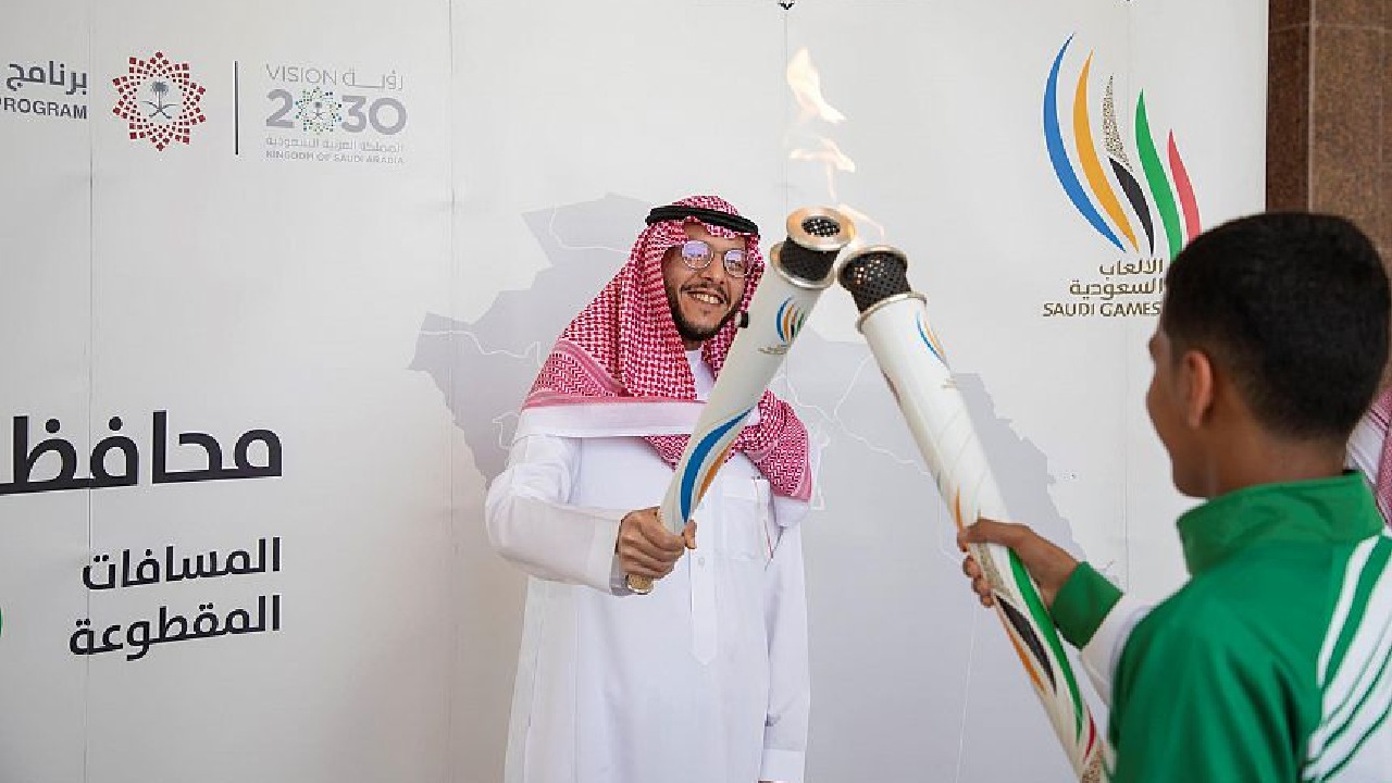 بالصور .. محافظ الطائف يتسلم شعلة دورة الألعاب السعودية 2022