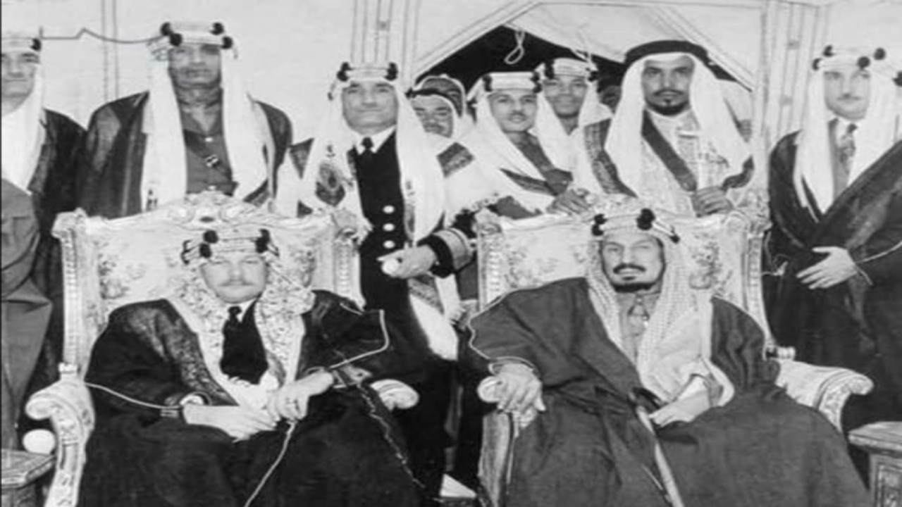 صورة نادرة تجمع الملك المؤسس بالملك فاروق خلال زيارته للمملكة منذ 77 عام