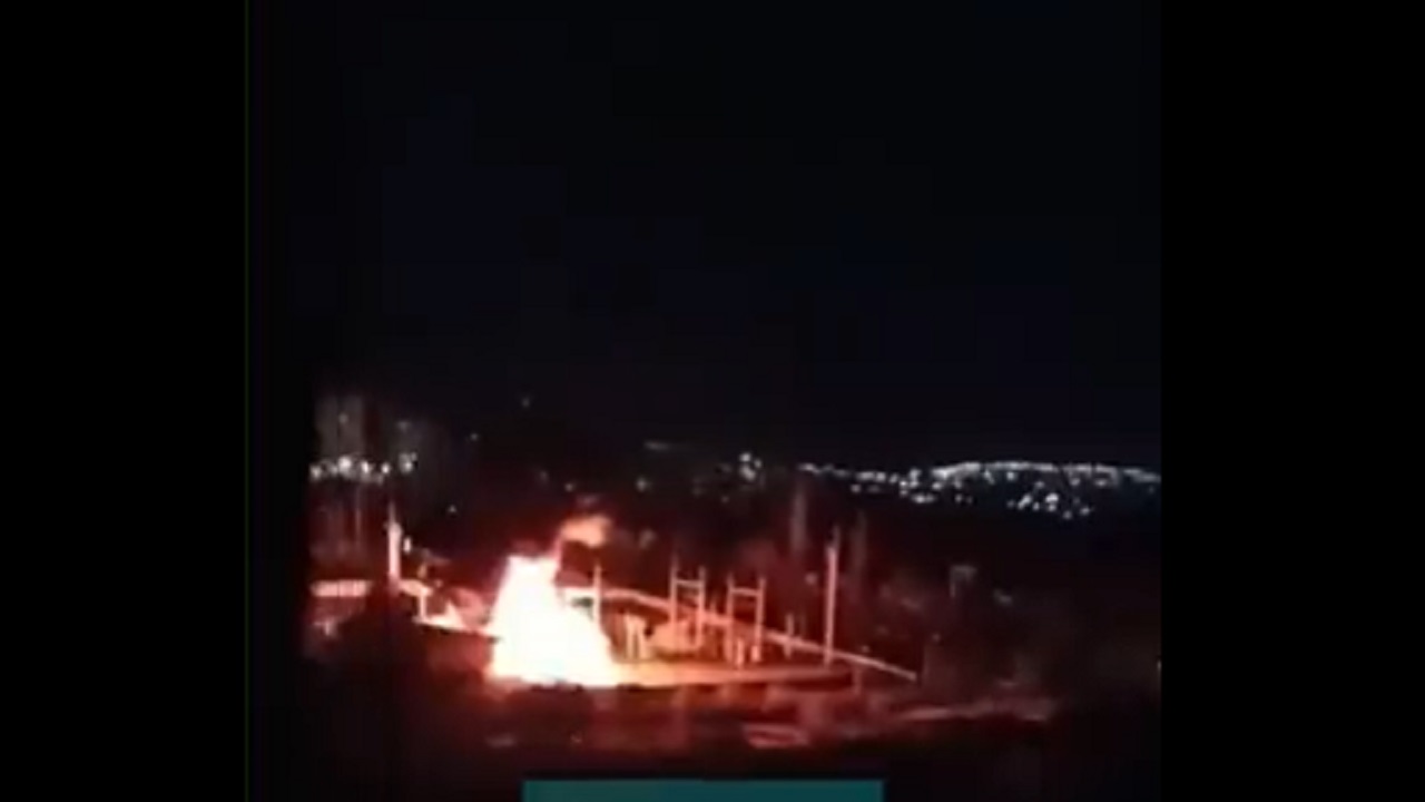 بالفيديو.. لحظة سقوط صاروخ على محطة لتوزيع الكهرباء بمدينة روسية