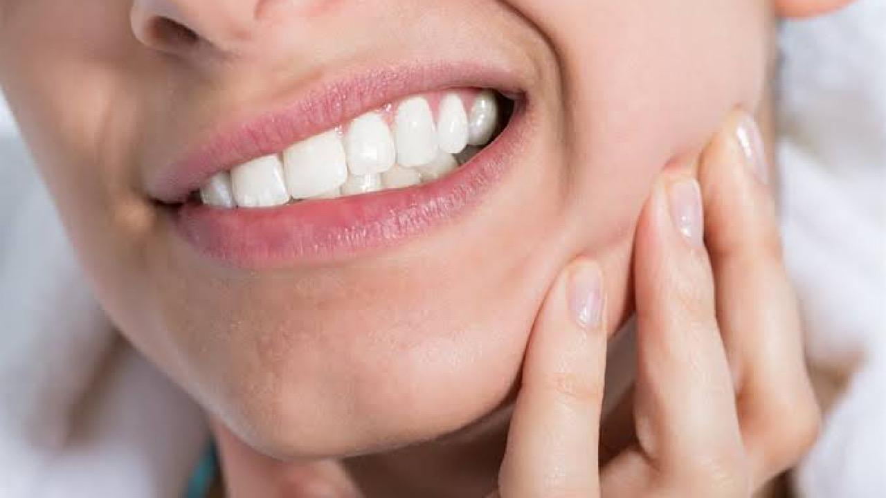 أسباب الجز على الأسنان أثناء النوم وطرق علاجها
