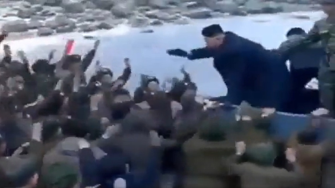 شاهد .. أشخاص يركضون وراء الزعيم الكوري أثناء صعوده لمركبة بحرية
