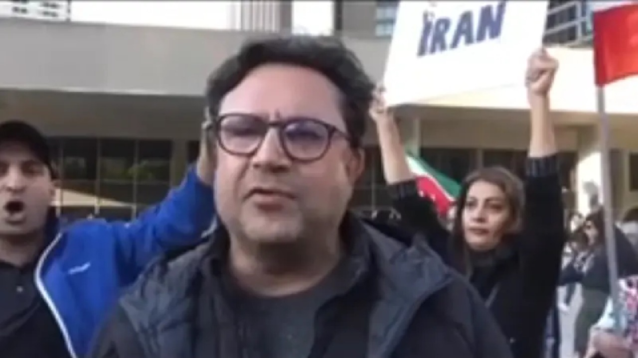 شاهد .. لحظة طرد نائب إيراني يدعم نظام الملالي من تظاهرة في كندا