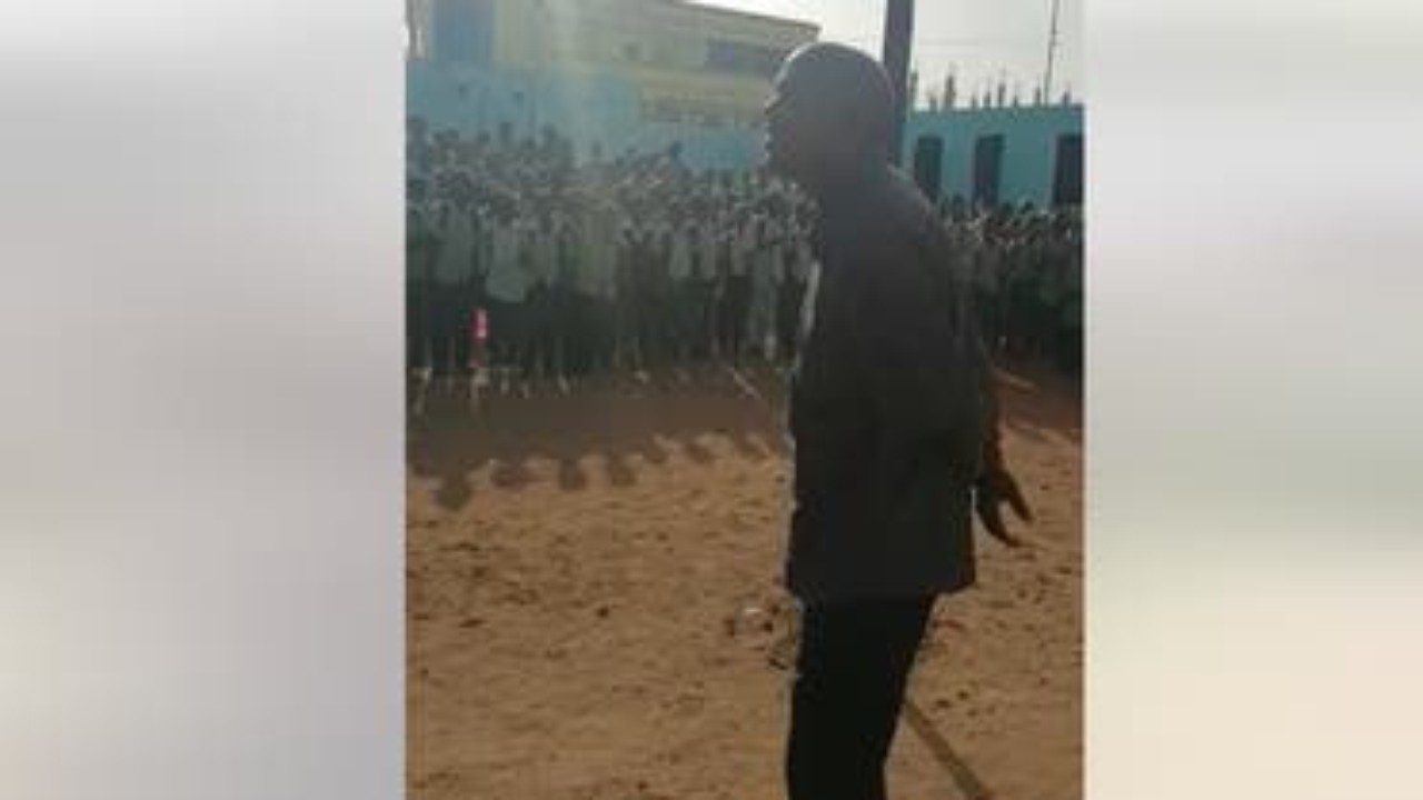 معلم سوداني يشعل الحماس بين طلابه بطريقة مثيرة