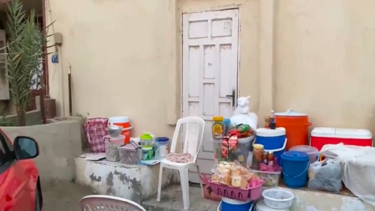 بالفيديو .. عمالة مخالفة تمارس البيع العشوائي في جدة