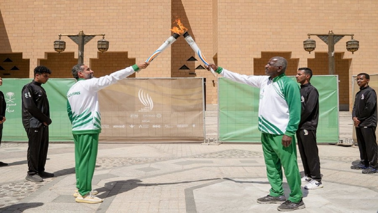 سامي الجابر وماجد عبدالله مع شعلة دورة الألعاب السعودية