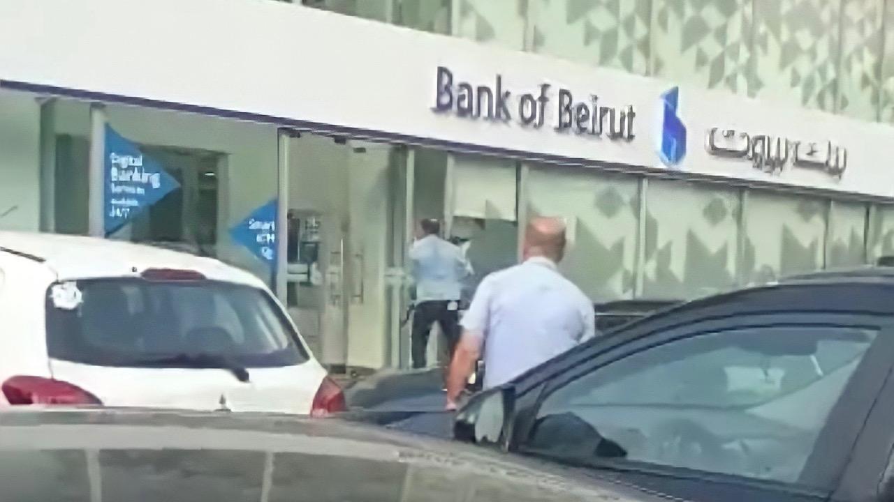 بالفيديو.. مسلح يطلق النار على واجهة مدخل بنك بيروت ويلوذ بالفرار
