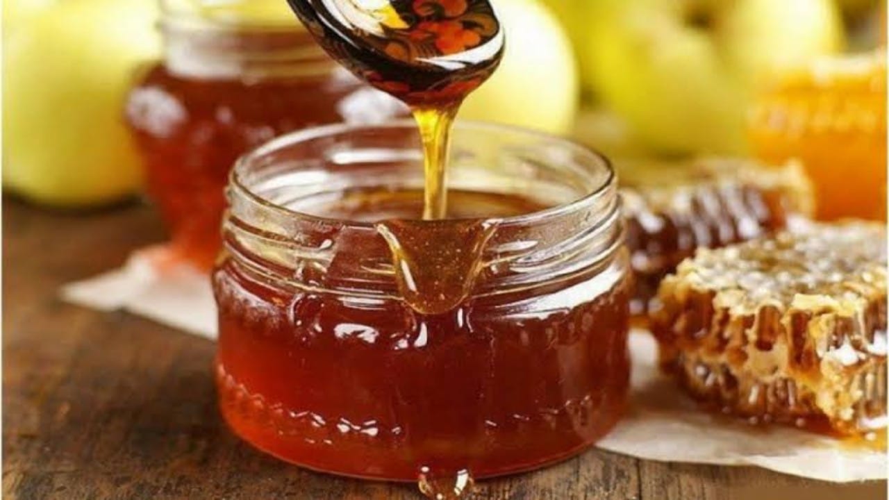 مختص يكشف فوائد صحية مذهلة لعسل السمرة