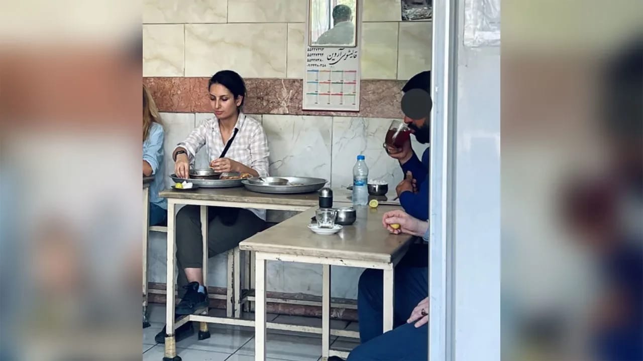 اعتقال امرأة لتناولها الطعام بمطعم دون حجاب في إيران