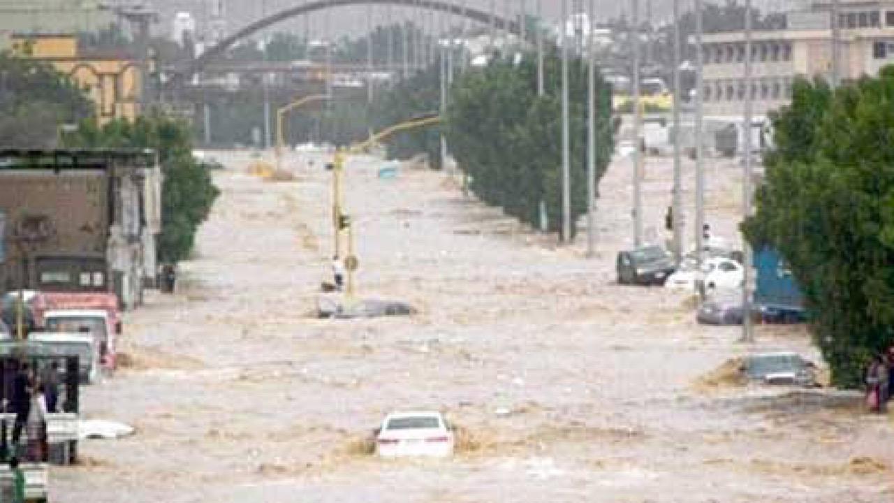 لجنة حصر الأضرار تباشر خسائر المواطنين والمقيمين المتأثرين من سيول جدة