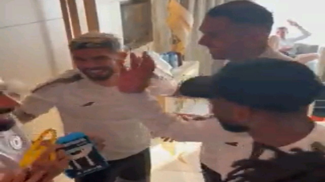 بالفيديو.. لاعبو الشباب يحتفلون أمام بانيغا بعد فوز المنتخب الوطني