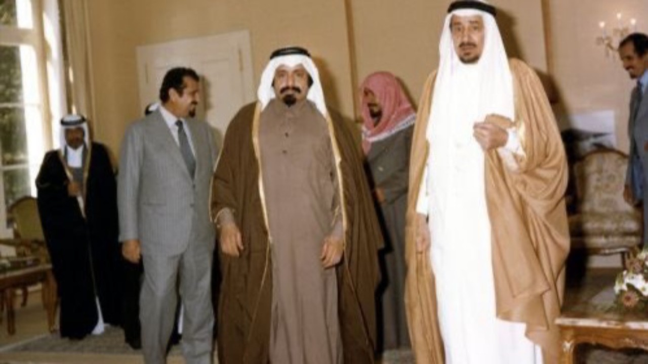 صورة نادرة تجمع الملك خالد بن عبدالعزيز بالشيخ خليفة بن حمد أمير دولة قطر
