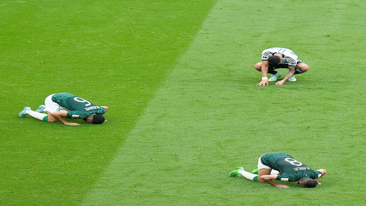 ديلي ميل البريطانية: السعوديون حققوا أكبر الصدمات في نهائيات كأس العالم