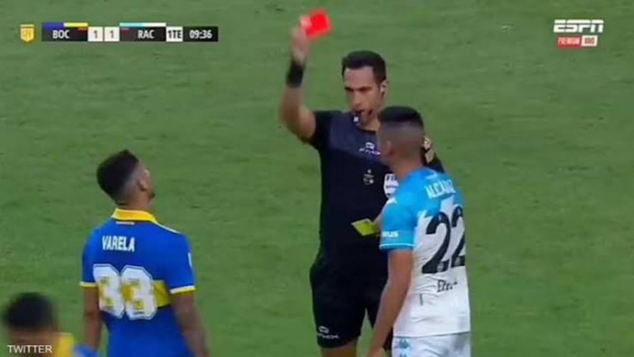 بالفيديو.. حكم يُشهر 10 بطاقات حمراء للاعبين في نهائي أرجنتيني