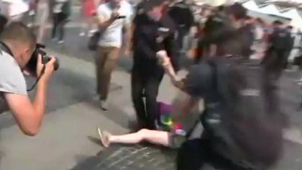 بالفيديو.. الشرطة الروسية تعتقل مجموعة من المثليين في الشارع