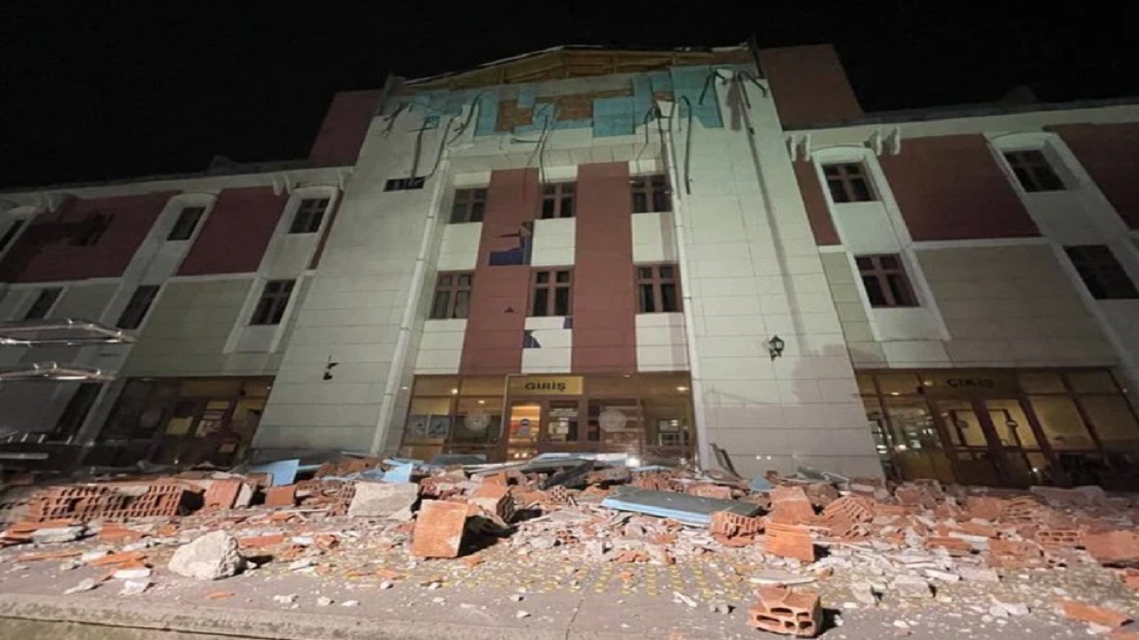 صور..زلزال قوي يضرب تركيا والسكان يقفزون من الشرفات